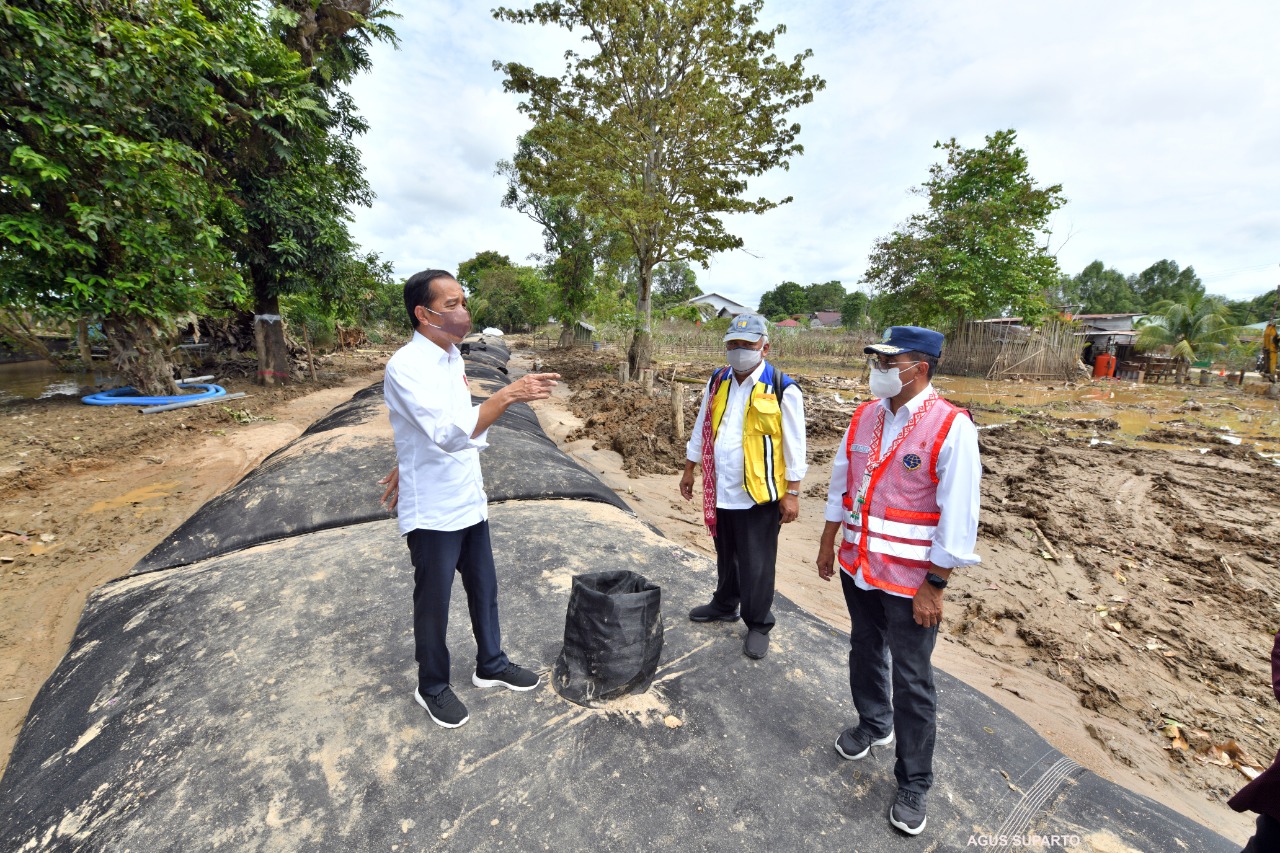 Presiden Jokowi Tinjau...