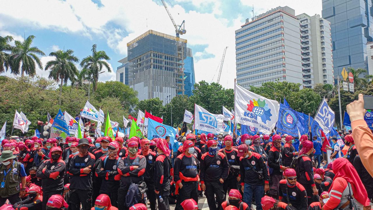 Ribuan Buruh Gelar Aksi...