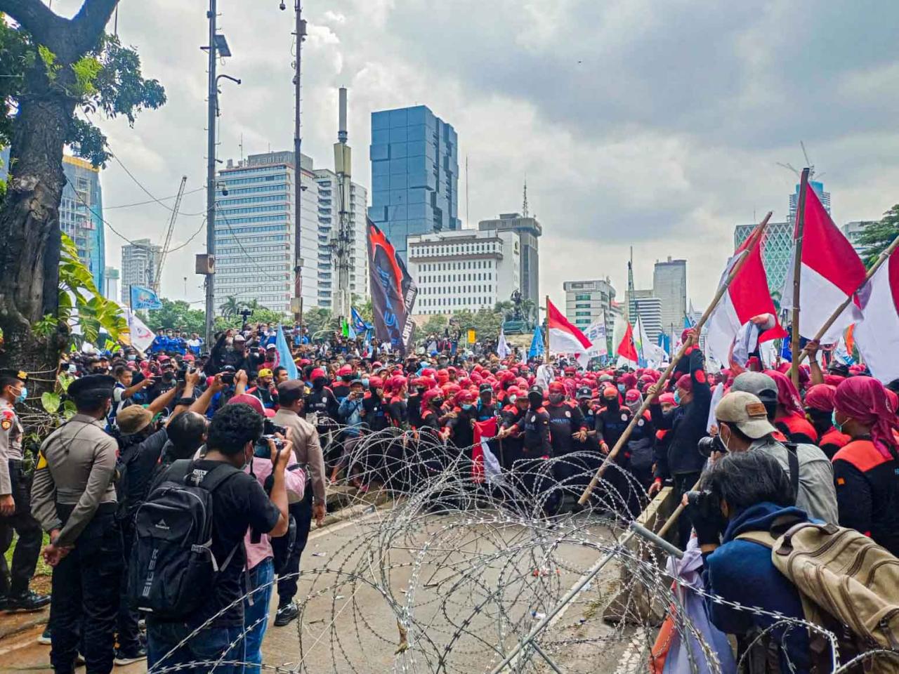Ribuan Buruh Gelar Aksi...