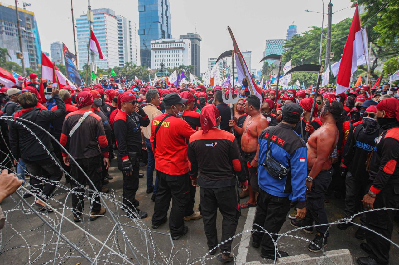 Ribuan Buruh Gelar Aksi...