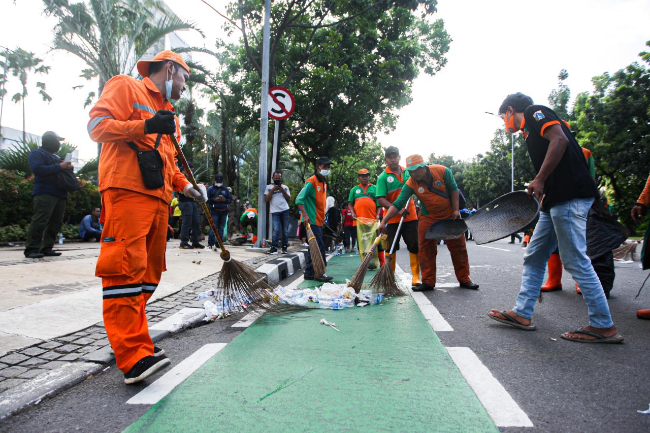Demo Buruh Bubar, Petugas...