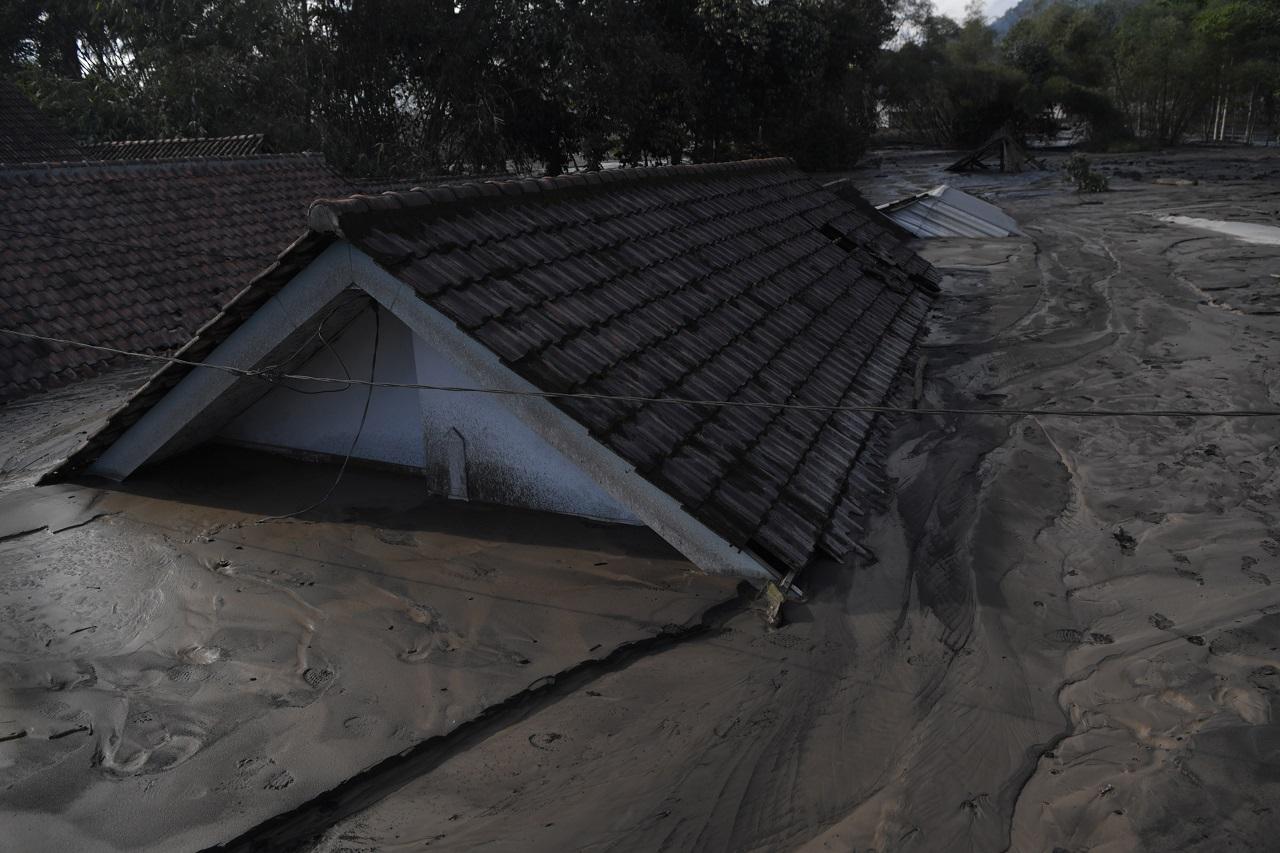 Dusun Kamar Kajang Tertimbun...