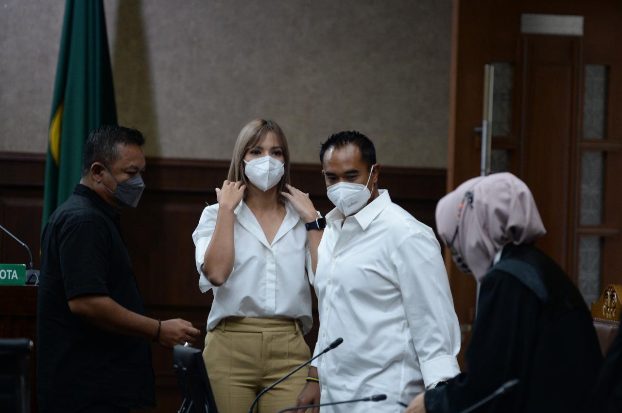 Kompak Berkemaja Putih,...