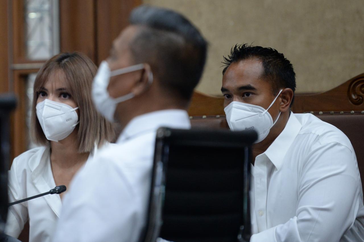 Kompak Berkemaja Putih,...
