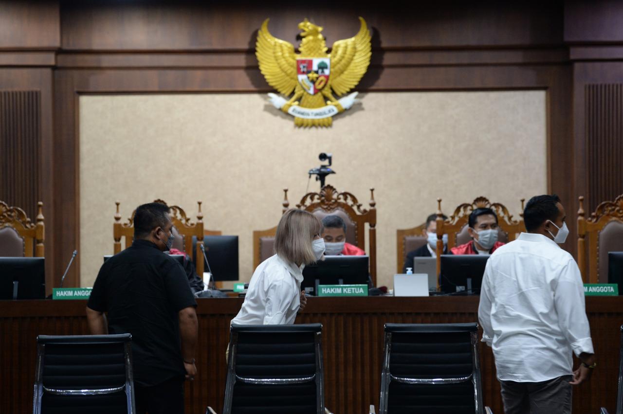 Kompak Berkemaja Putih,...
