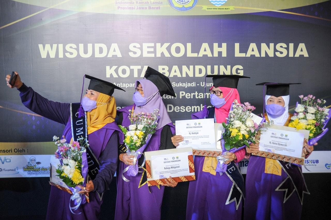 Mengintip Proses Wisuda...