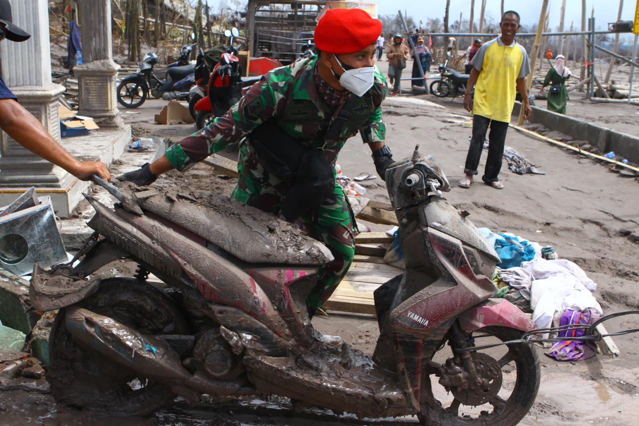Anggota Kopassus Evakuasi...