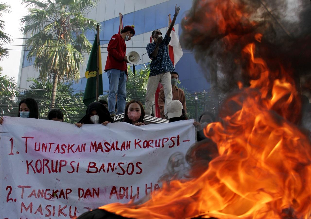 Mahasiswa Gelar Aksi...