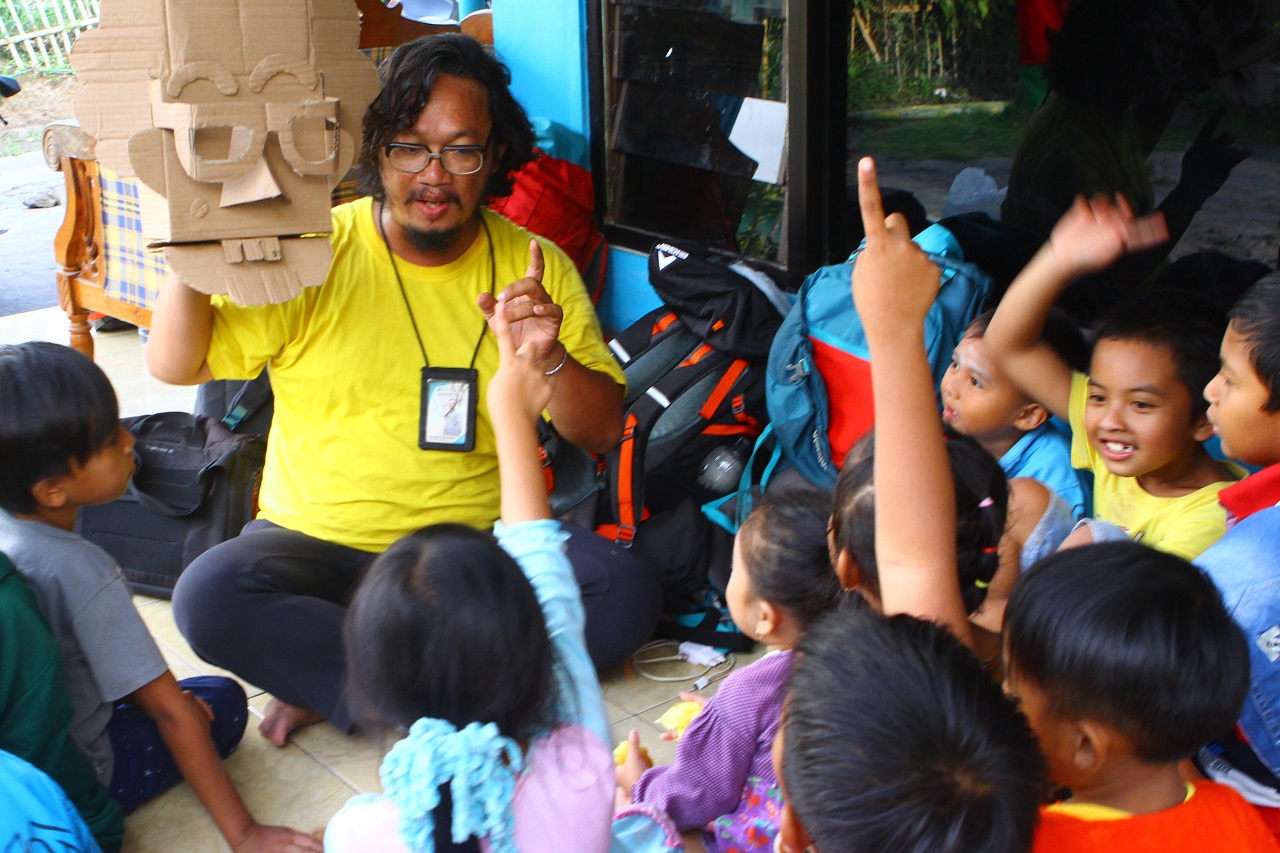 Hiburan Anak di Pengungsian...