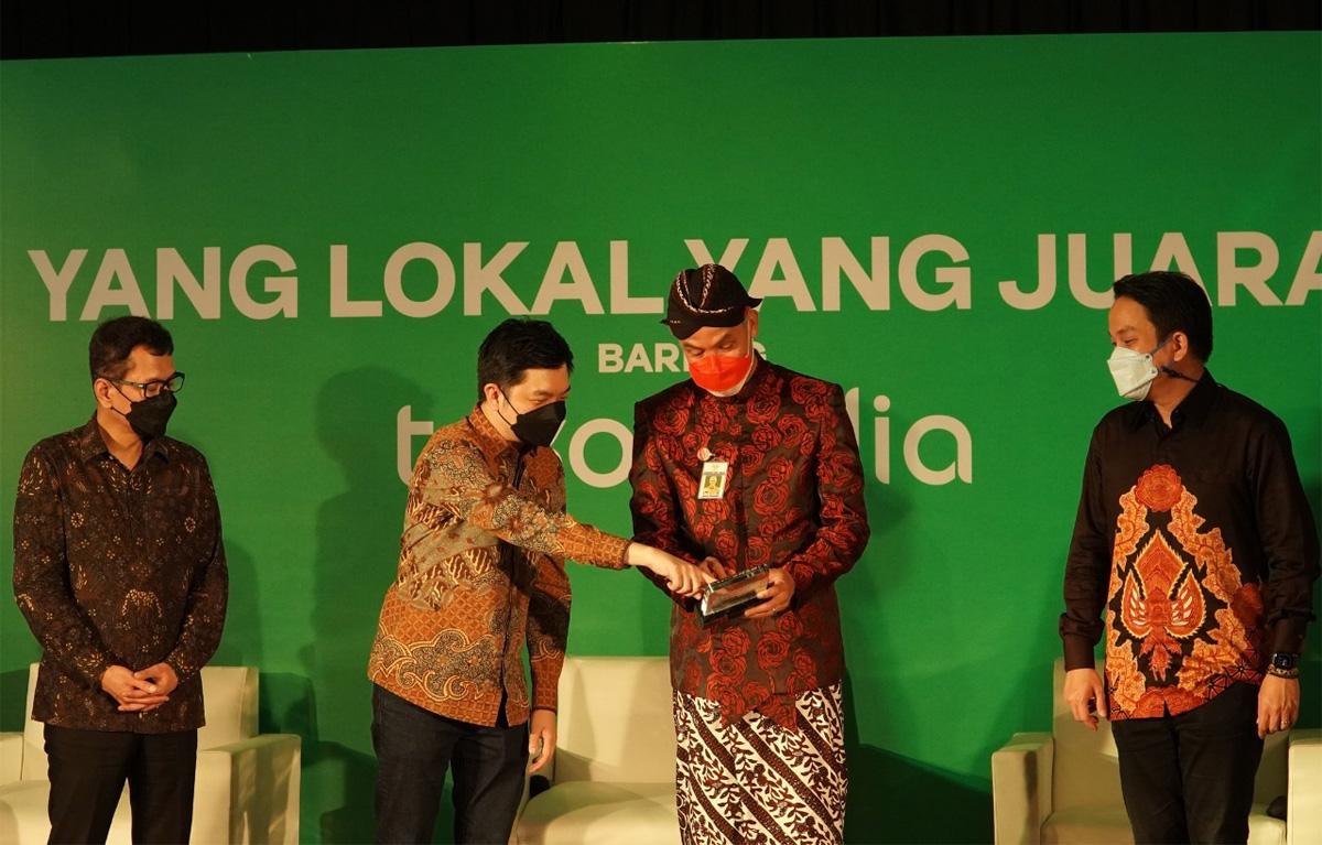 Gubernur Ganjar Gandeng...