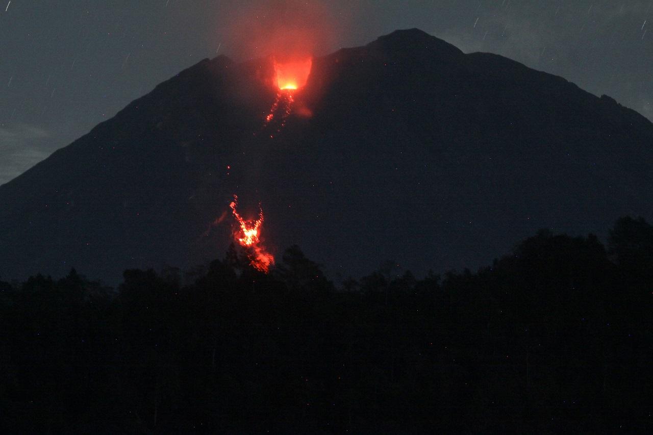 Guguran Lava Pijar Gunung...