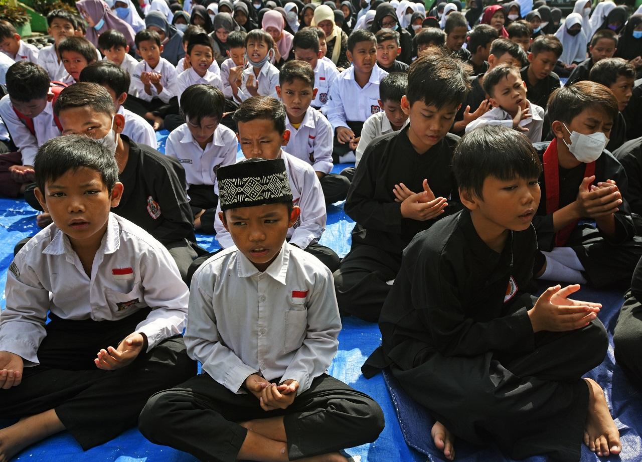 Siswa SD Gelar Doa Bersama...