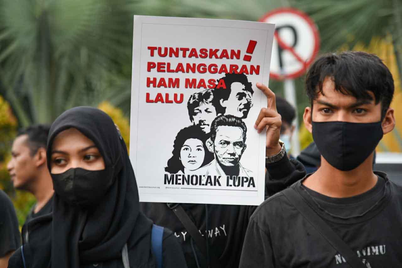 Aksi Peringati Hari...