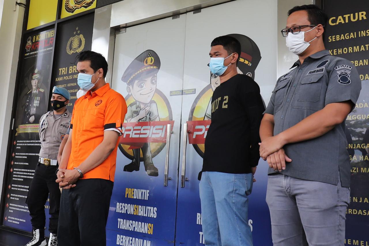 Polres Tangsel Pajang...