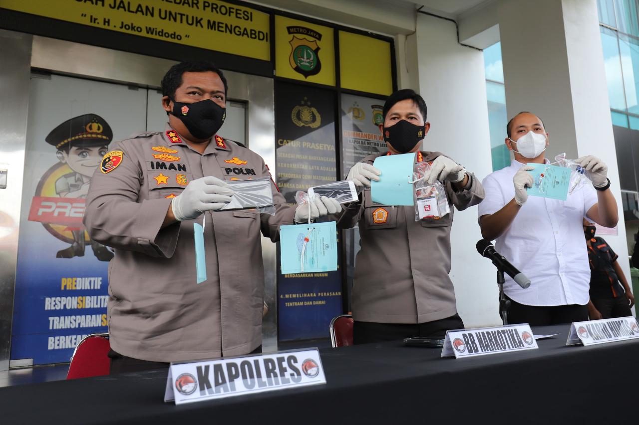Polres Tangsel Pajang...