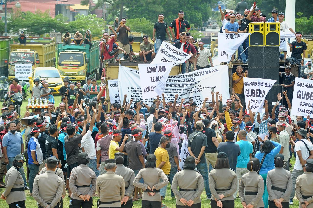 Ratusan Sopir Angkutan...