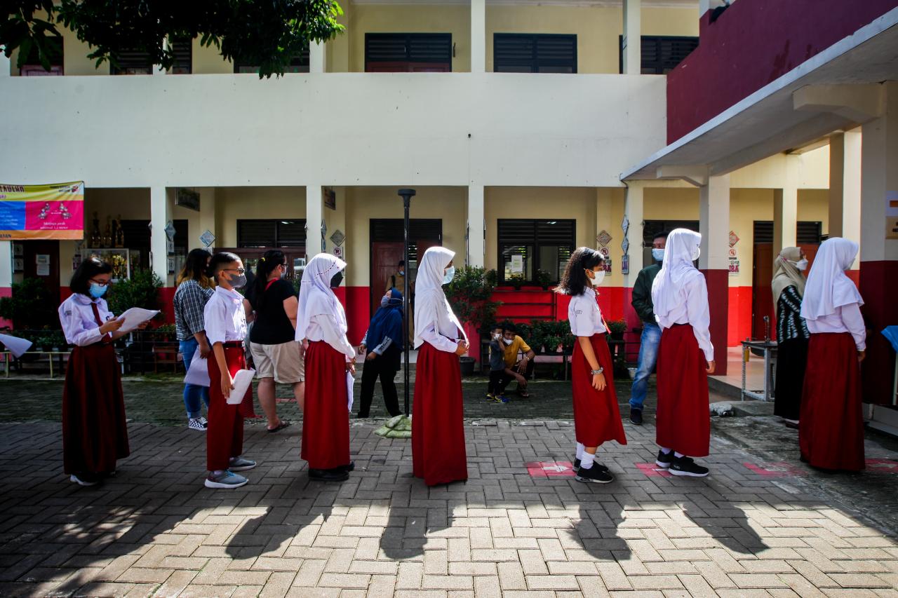 Vaksinasi Covid-19 Perdana...