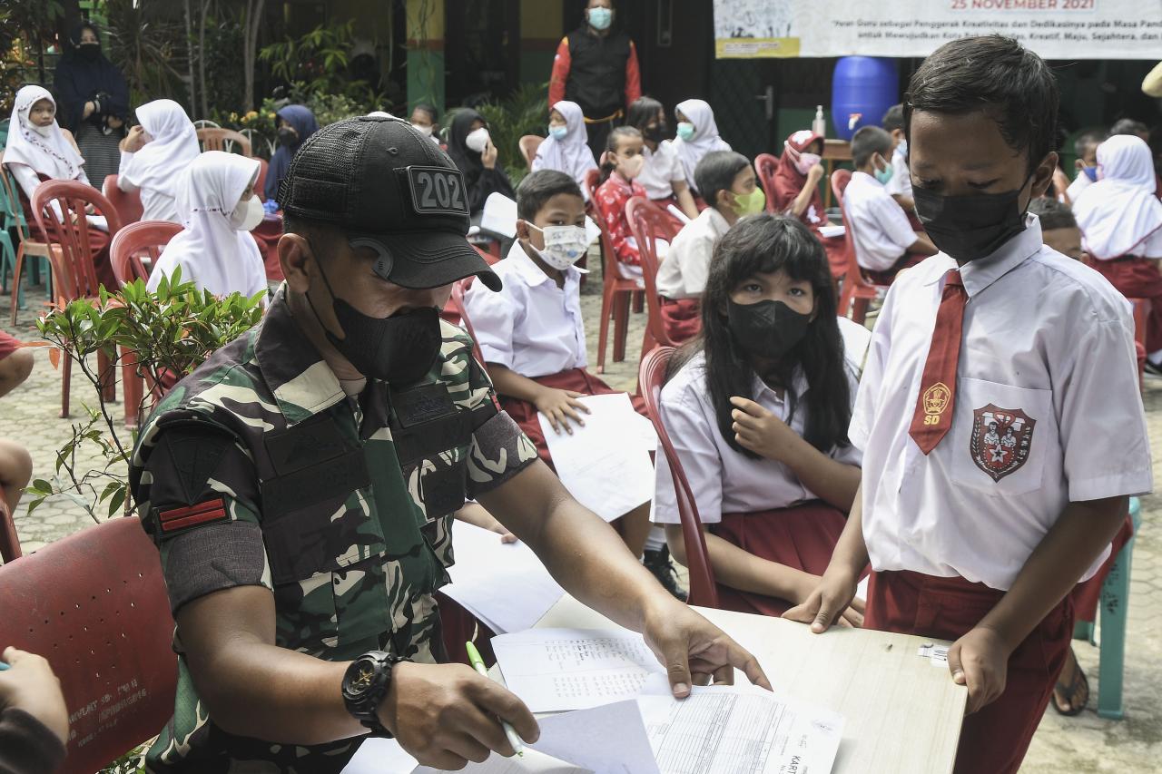 Vaksinasi Covid-19 untuk...