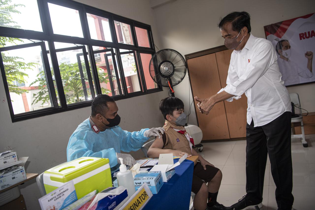 Presiden Jokowi Tinjau...