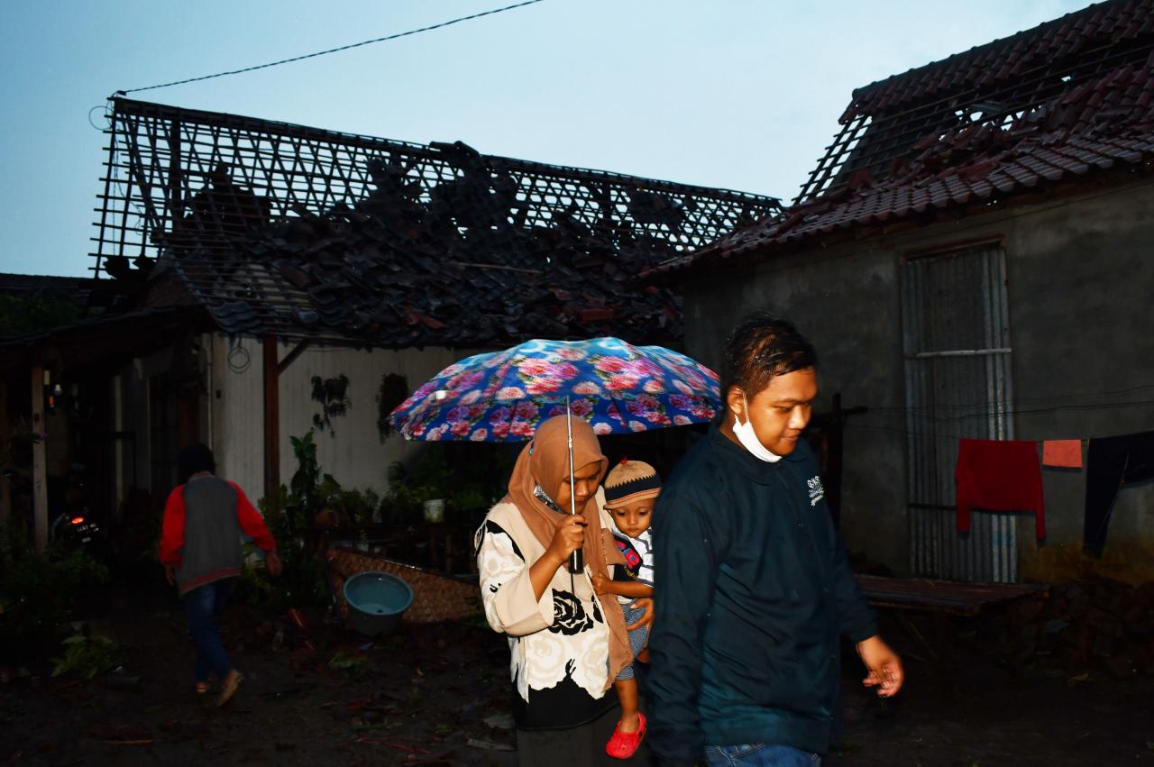 Ratusan Rumah Rusak...