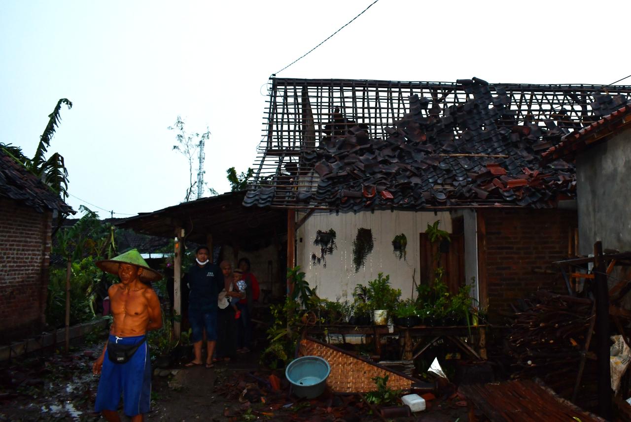 Ratusan Rumah Rusak...