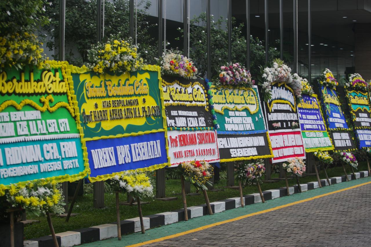 Deretan Karangan Bunga...