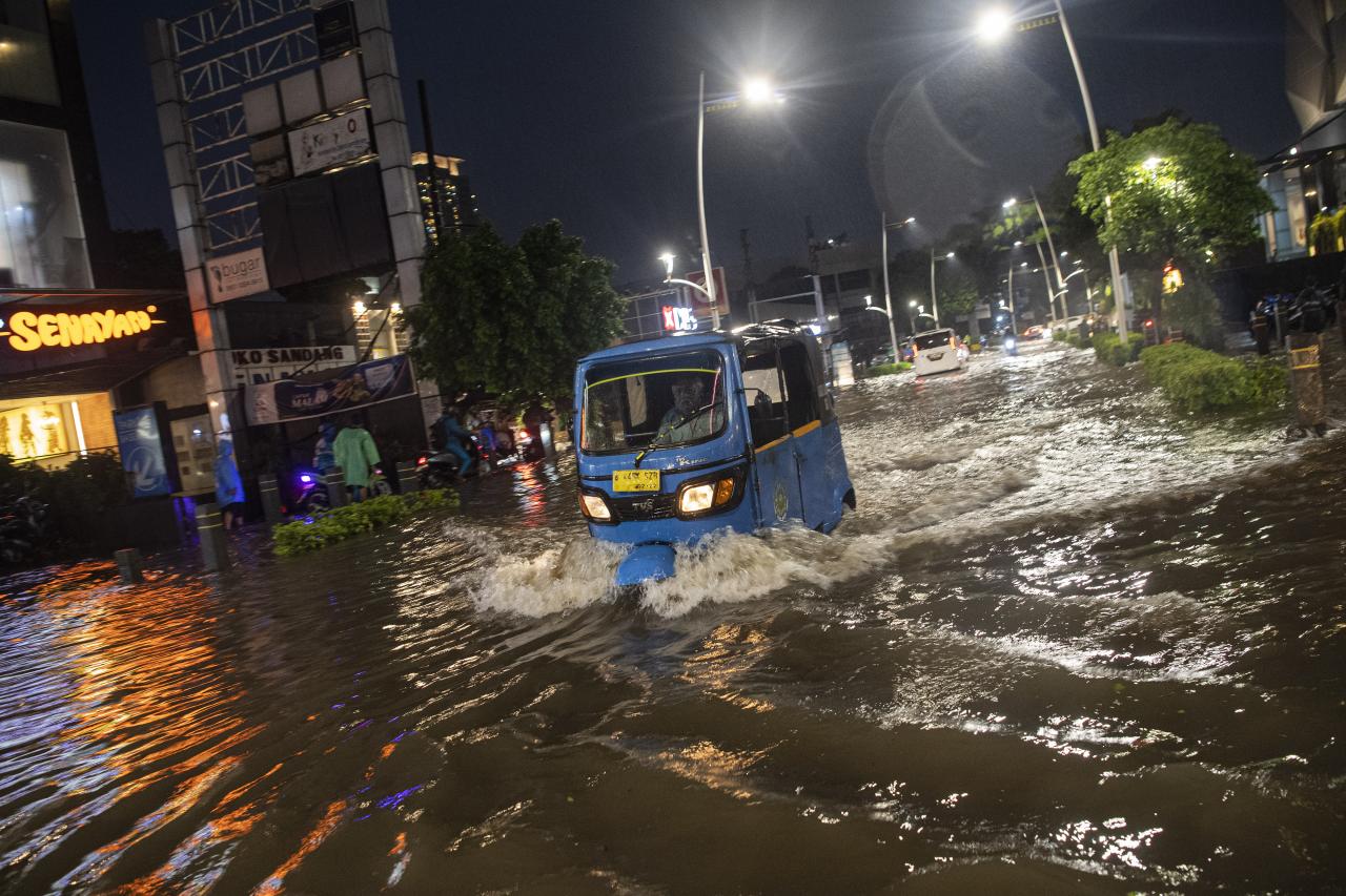 Hujan Deras, Jalan Kemang...