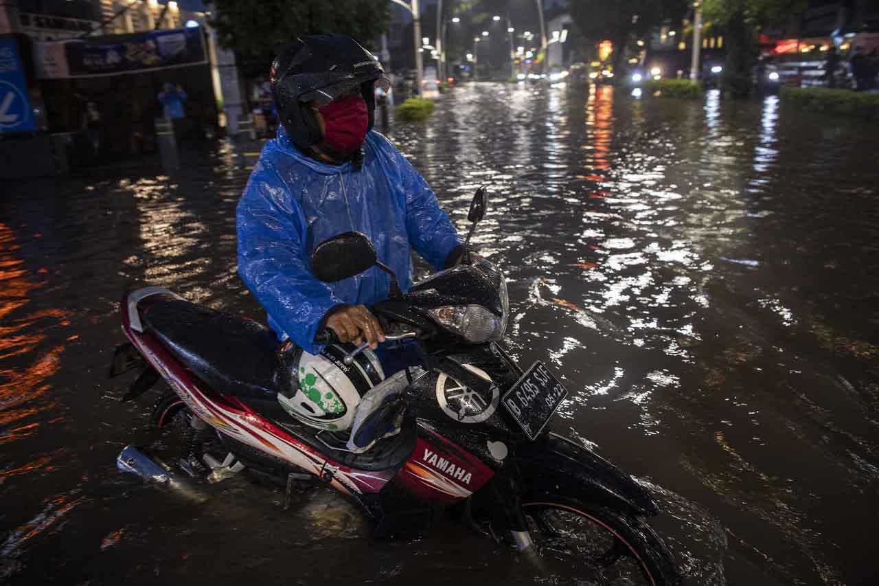 Hujan Deras, Jalan Kemang...