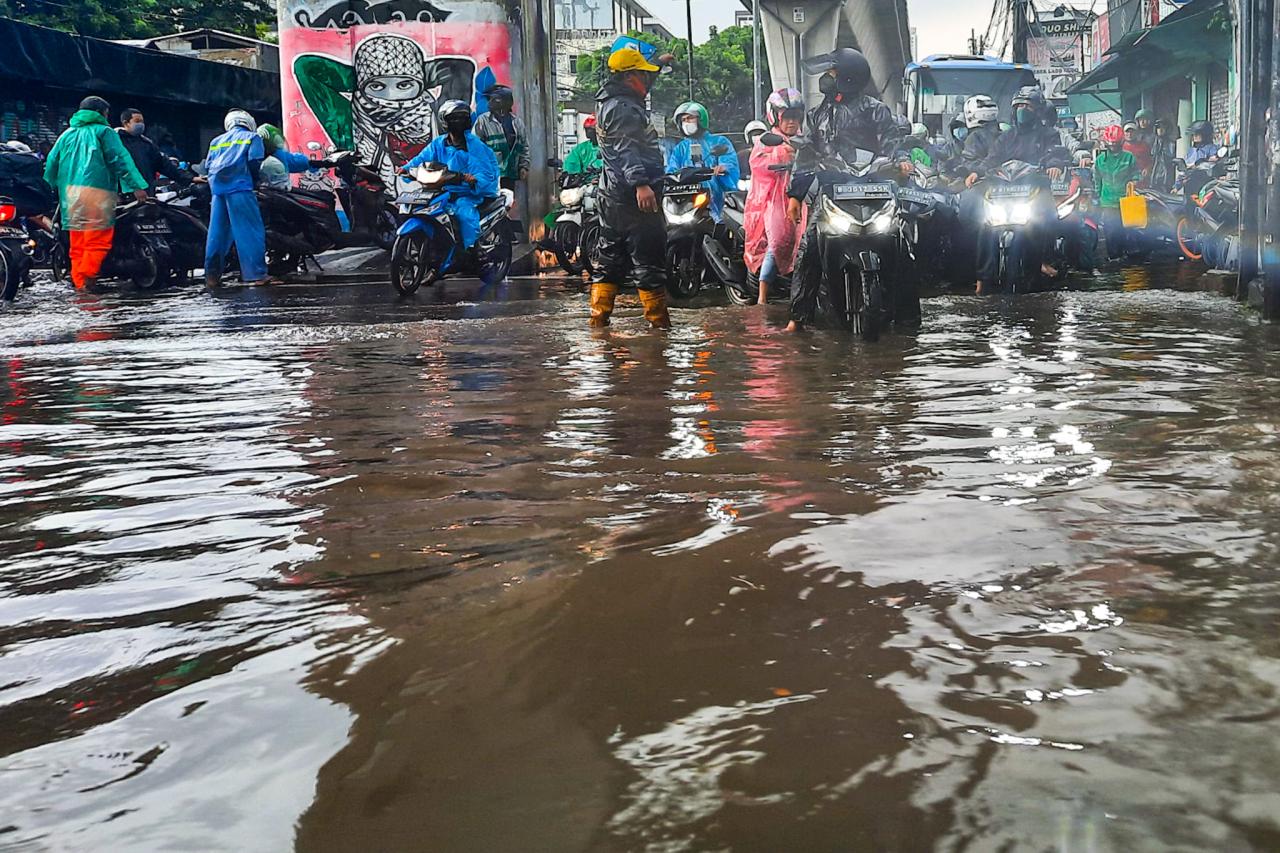 Banjir Kepung Ruas Jalan...