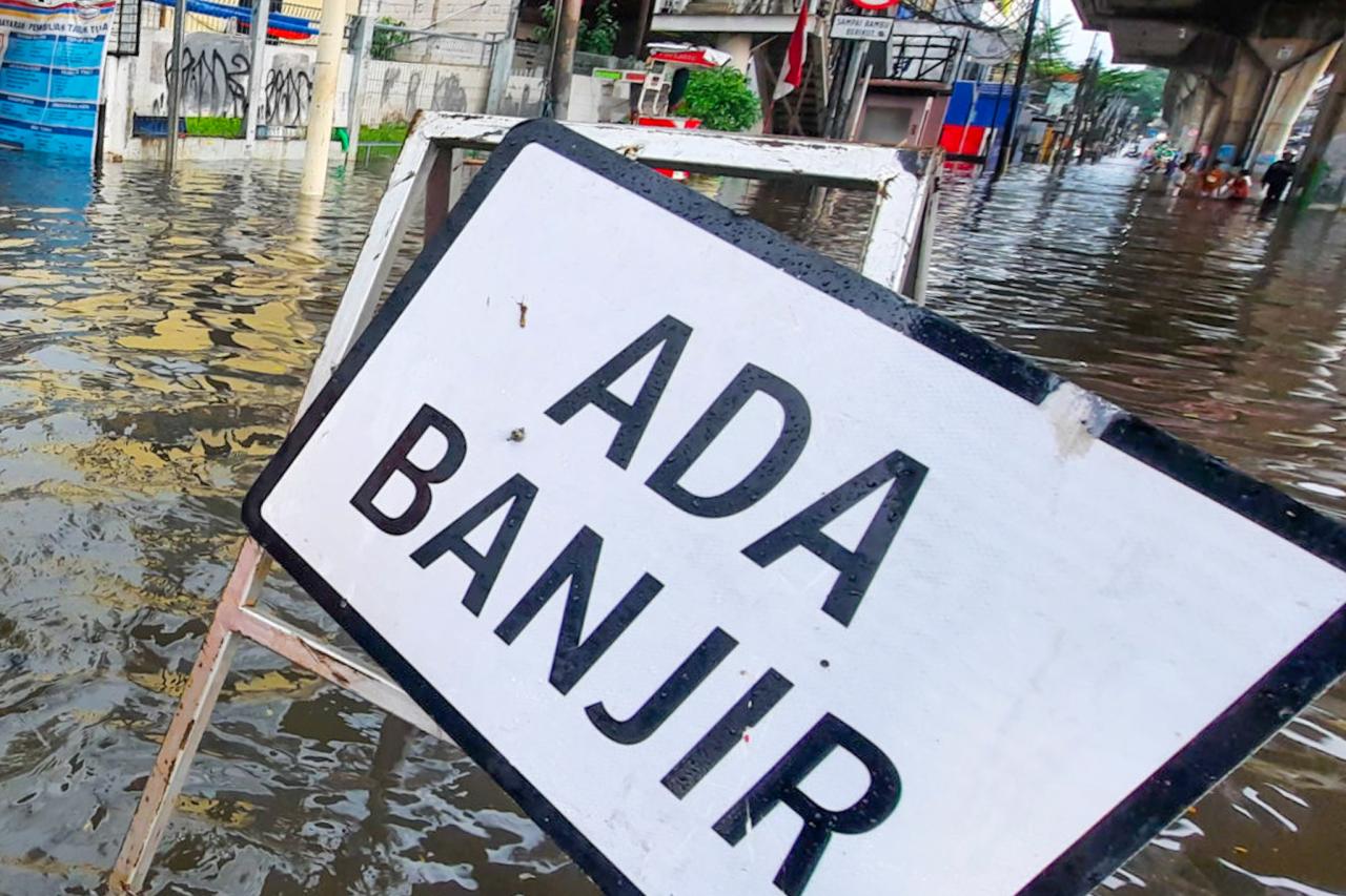 Banjir Kepung Ruas Jalan...