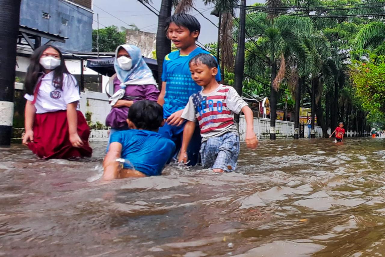 Banjir Kepung Ruas Jalan...