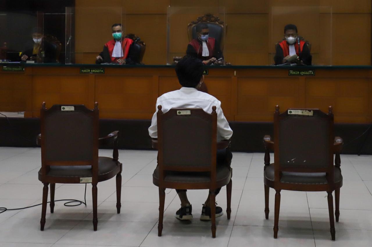 Berkemeja Putih, Gaga...