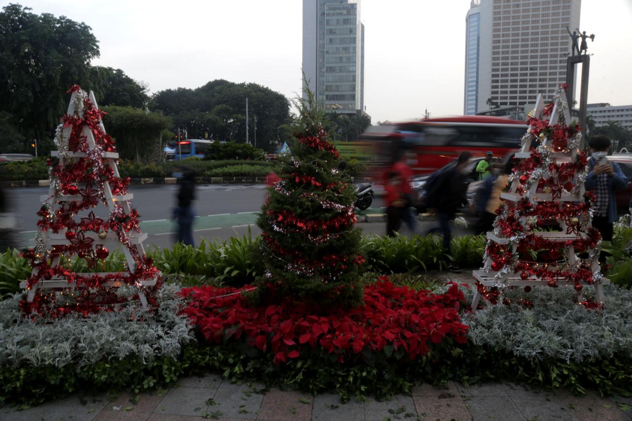 Menghias Pohon Natal...
