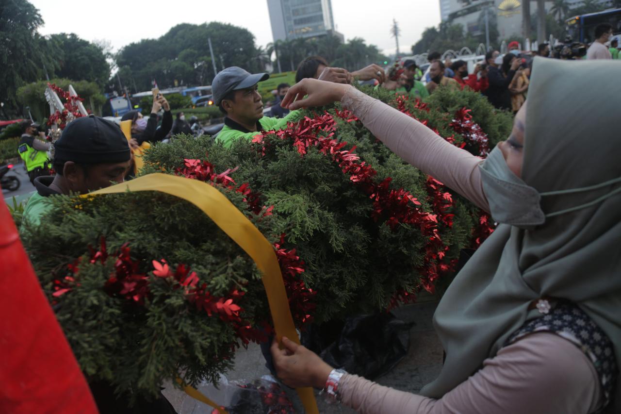 Menghias Pohon Natal...