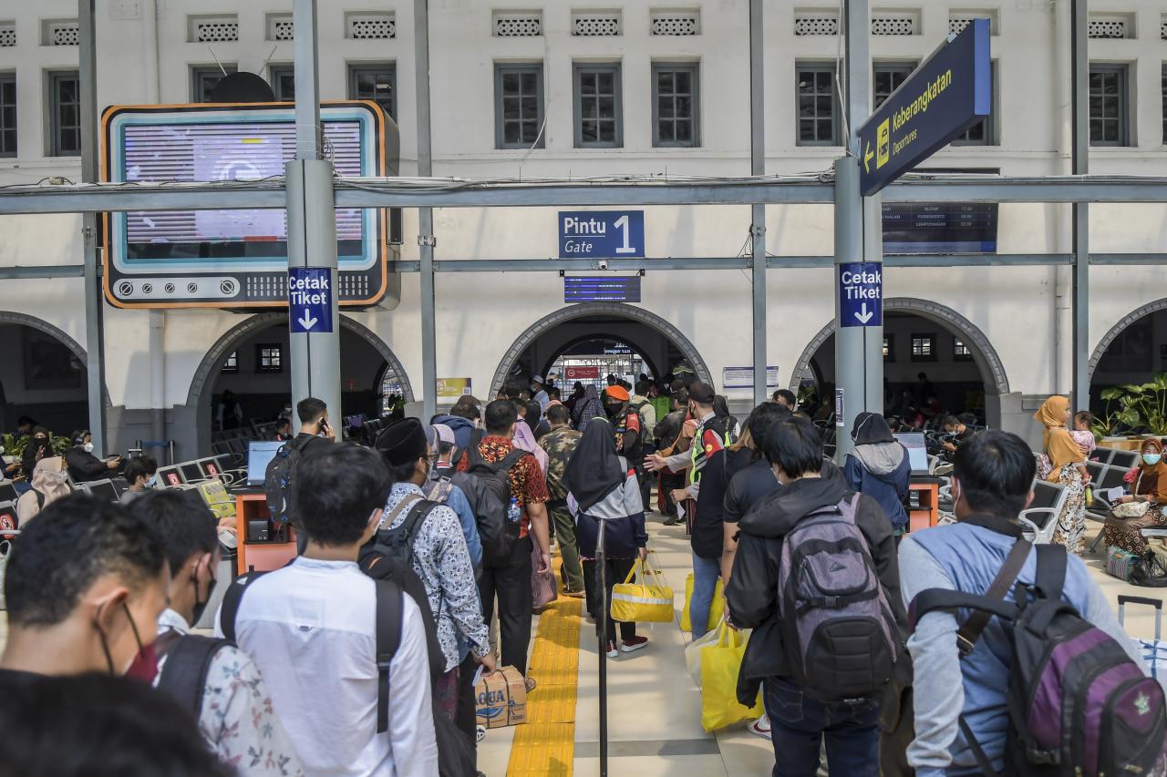 Antrean Penumpang Membludak,...