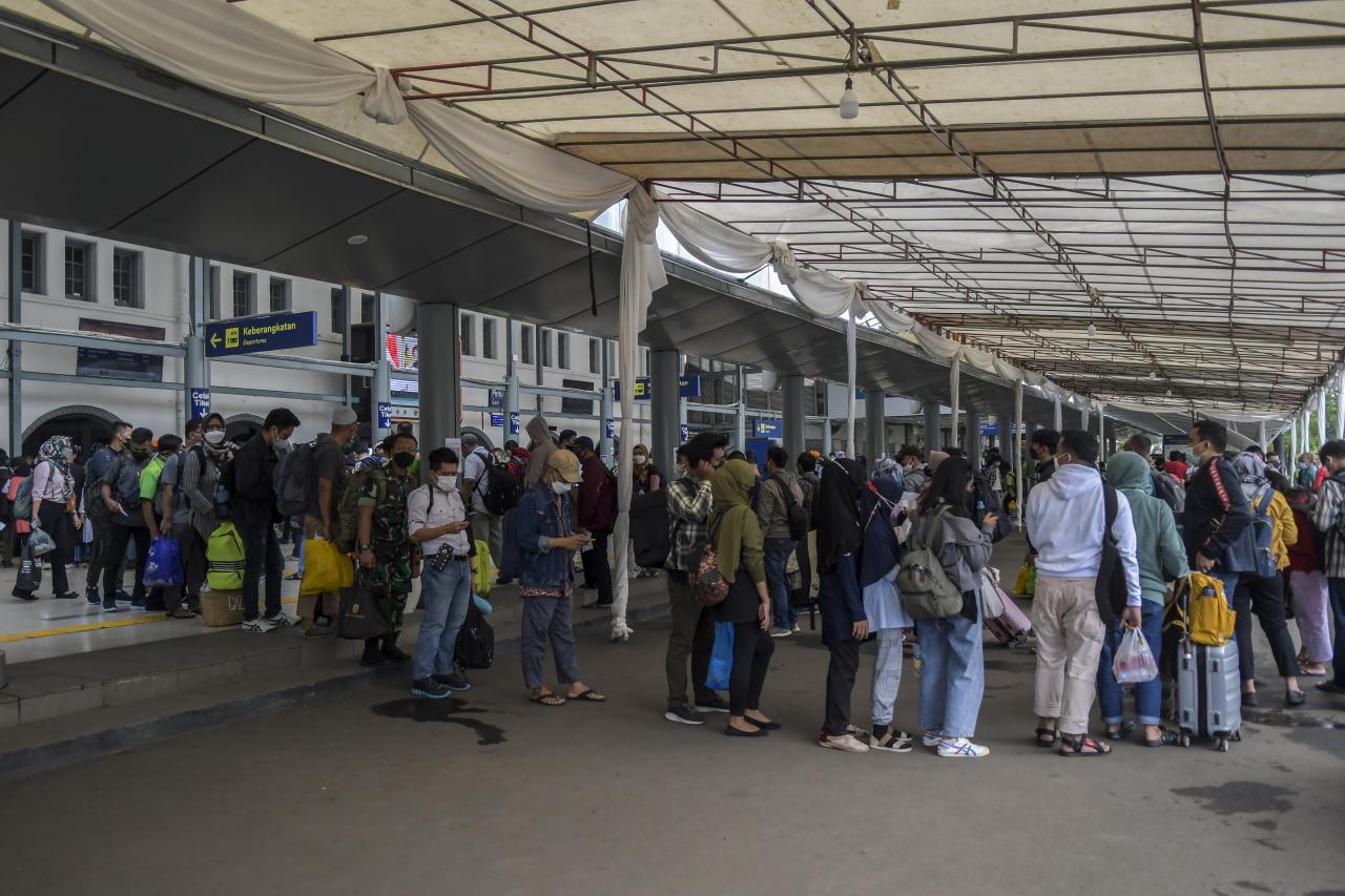 Antrean Penumpang Membludak,...