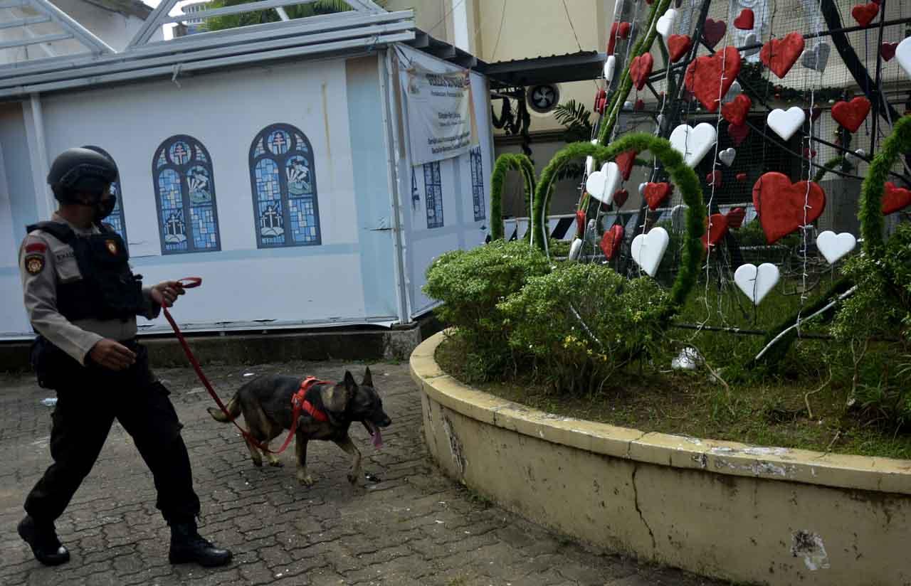 Jelang Misa Natal, Polisi...