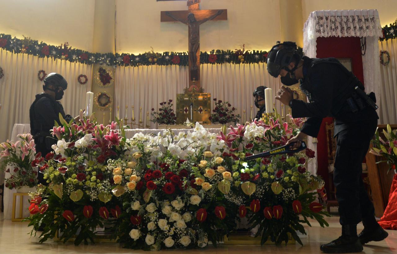 Jelang Misa Natal, Polisi...