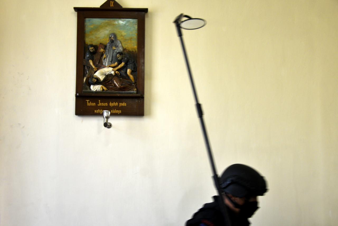 Jelang Misa Natal, Polisi...