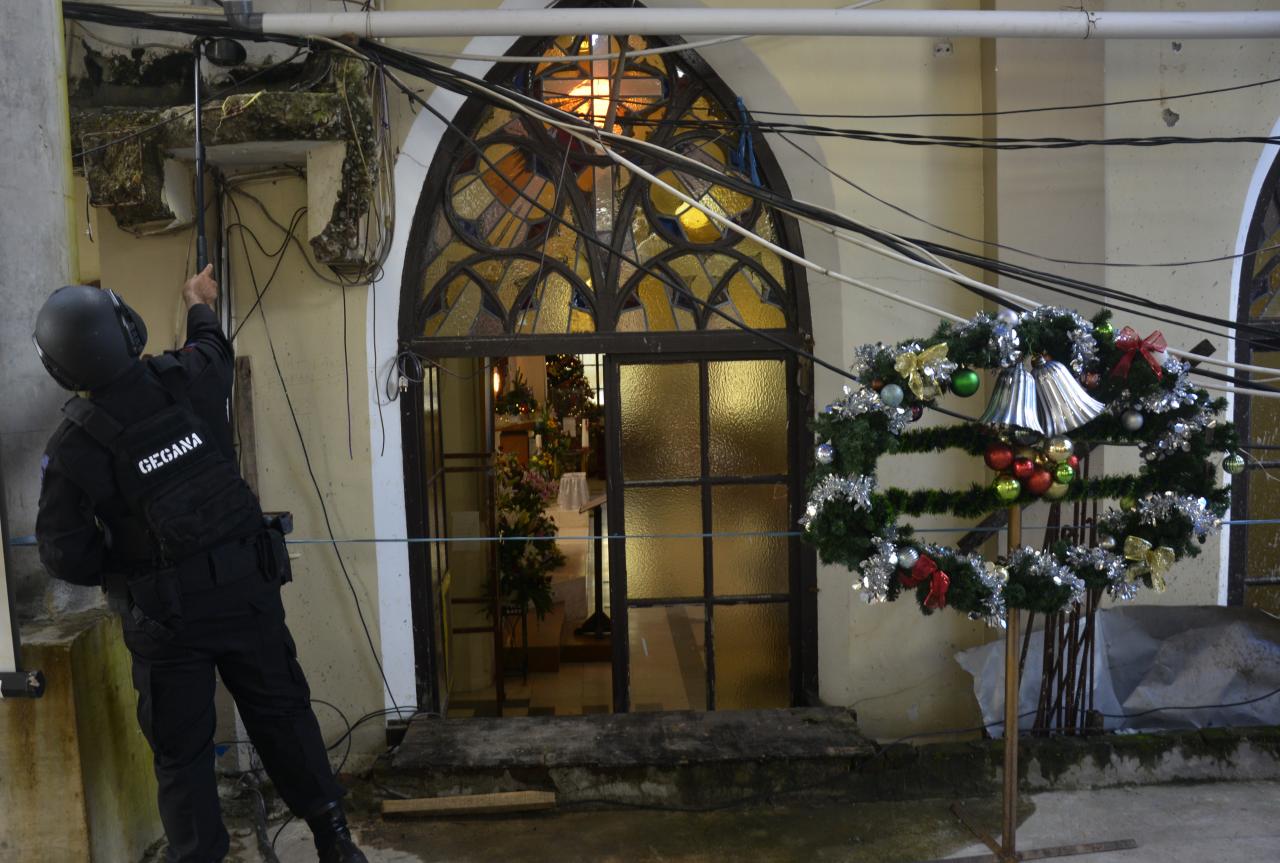 Jelang Misa Natal, Polisi...