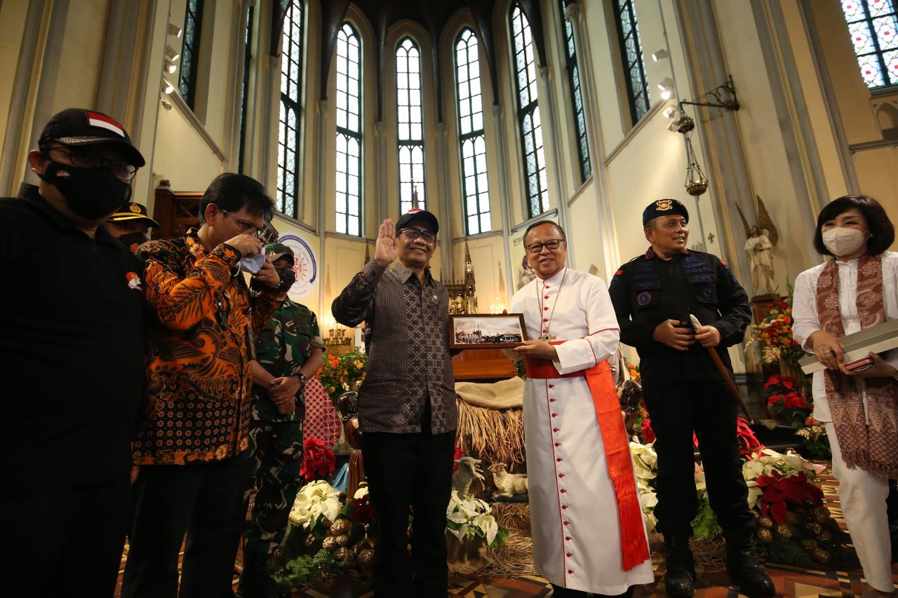 Menkopulhukam Tinjau...