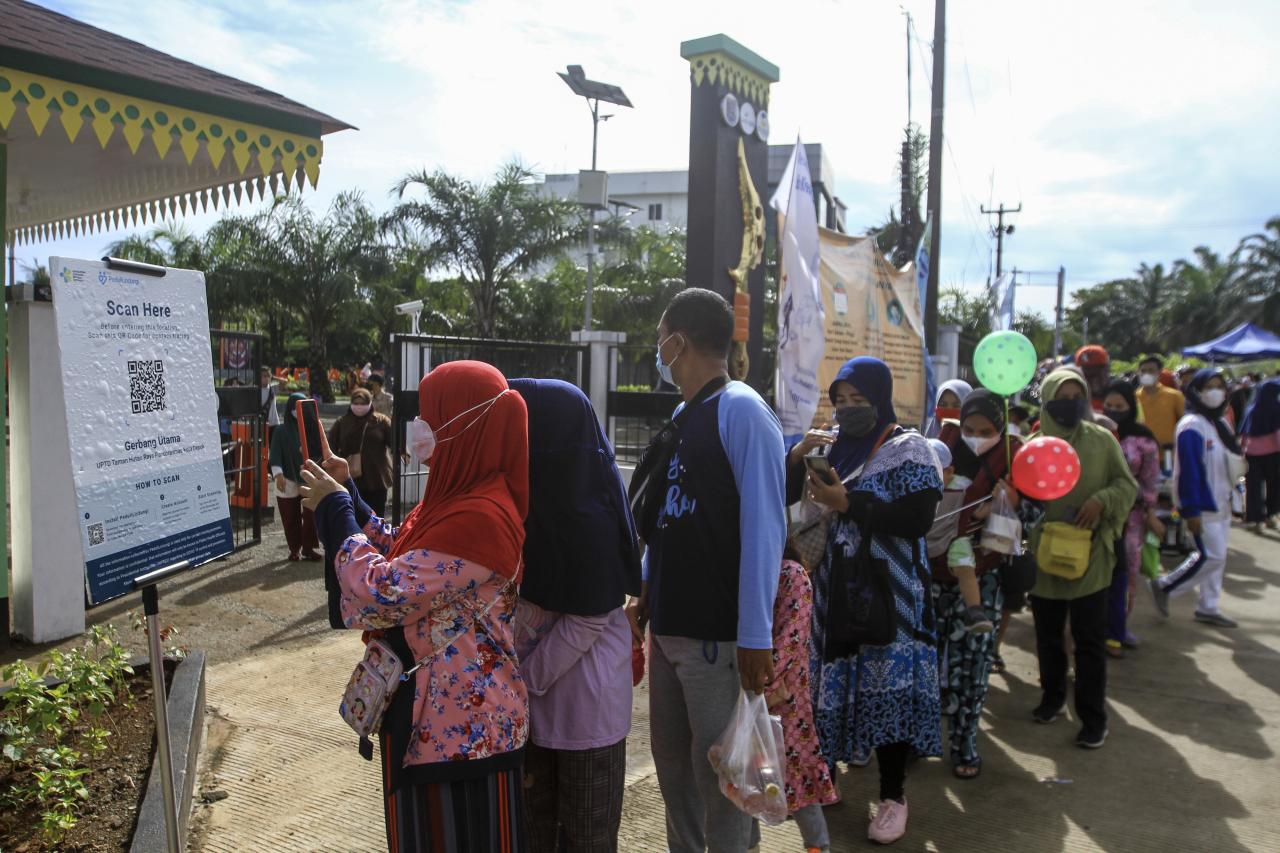 Kembali Dibuka, Alun-alun...