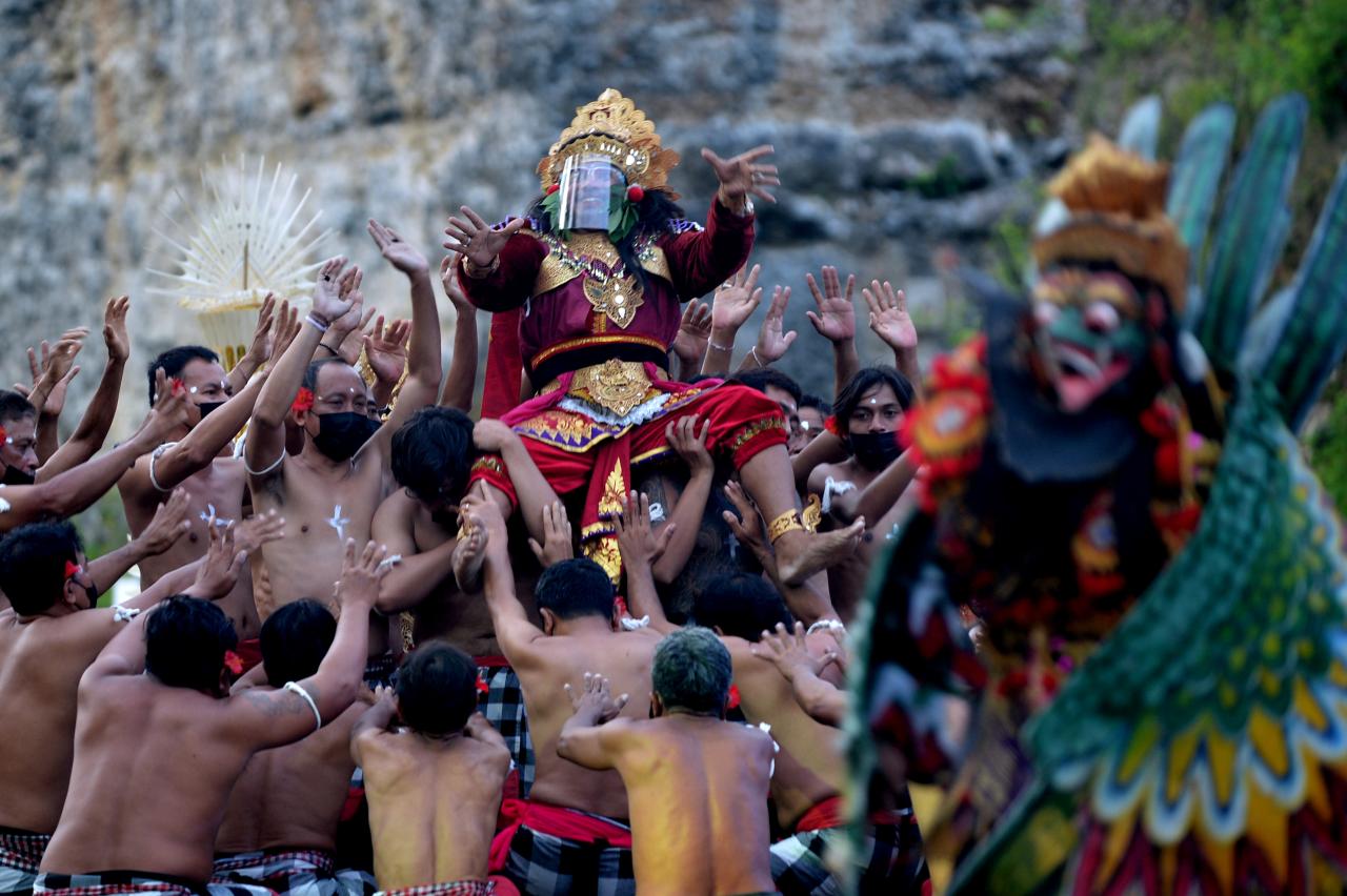Tari Kecak Garuda Wisnu...