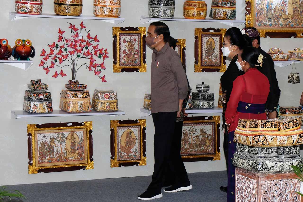 Presiden Tinjau Pameran...
