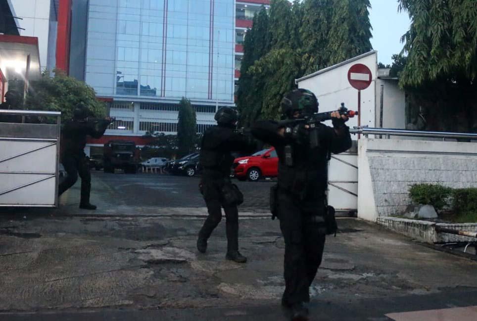 Begini Aksi Pasukan...