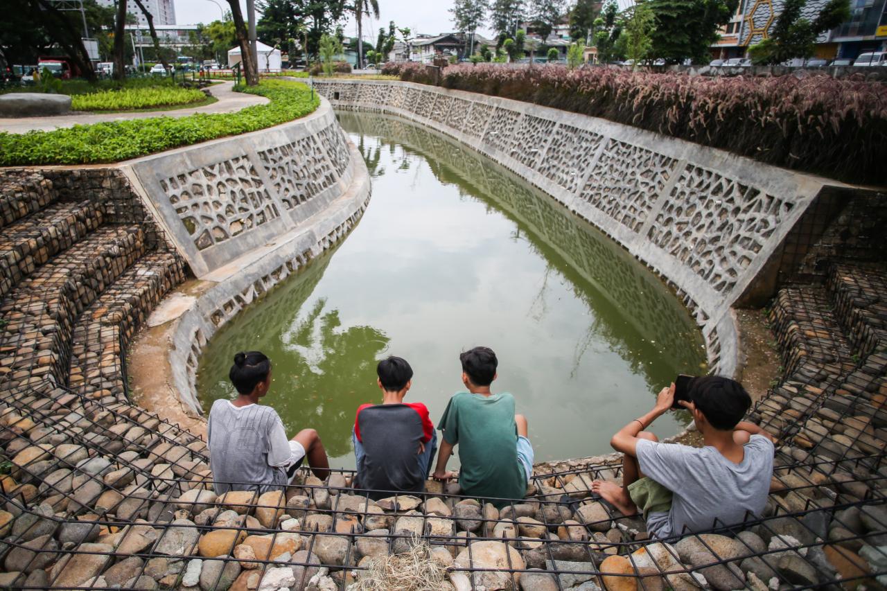 Bersantai di Taman Bio...
