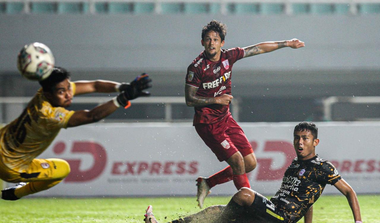 Angkat Piala Liga 2,...