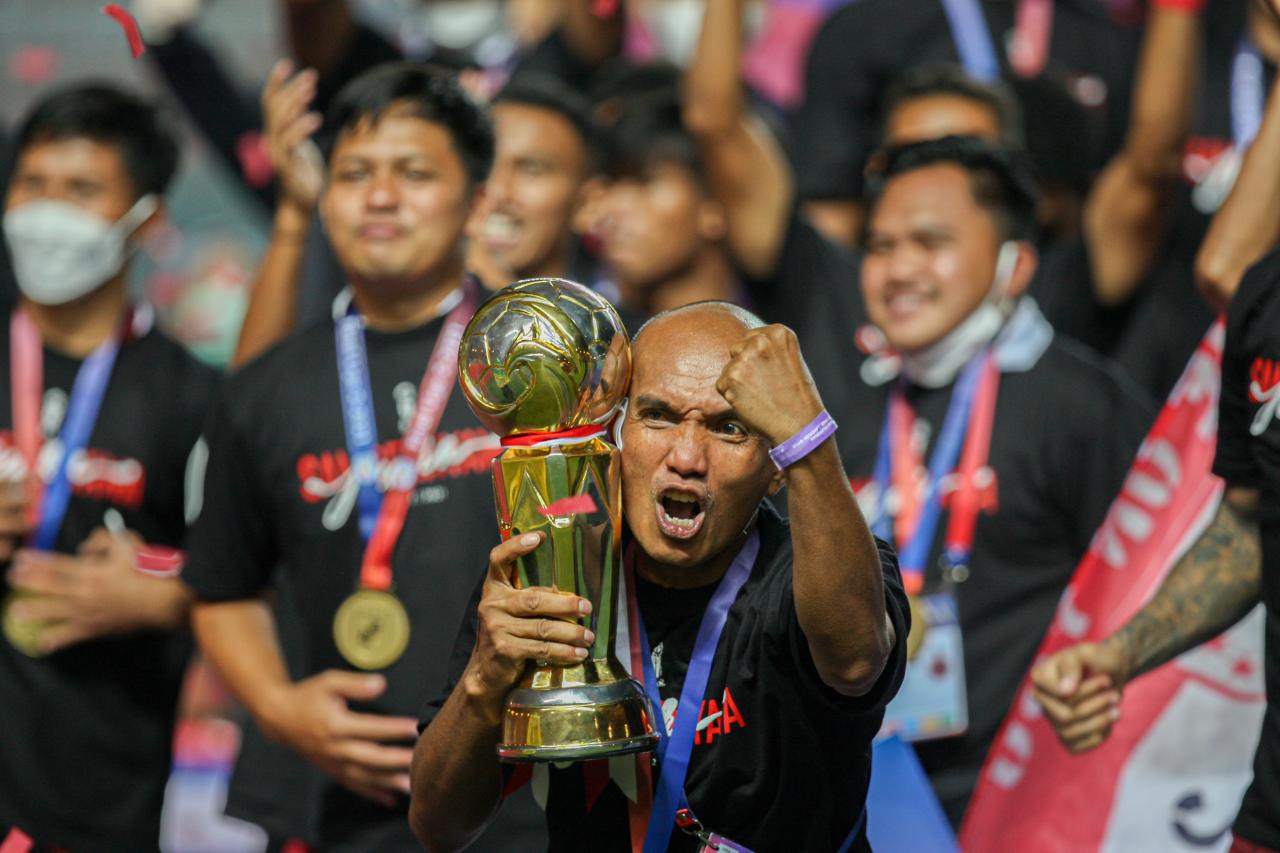 Angkat Piala Liga 2,...