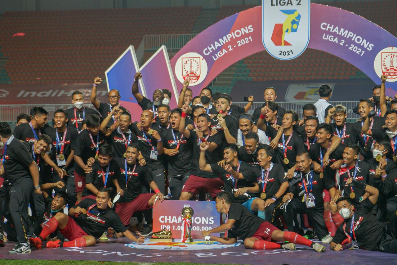 Angkat Piala Liga 2,...