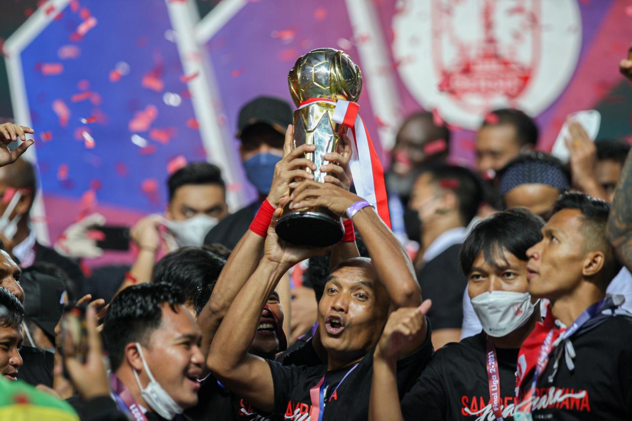 Angkat Piala Liga 2,...